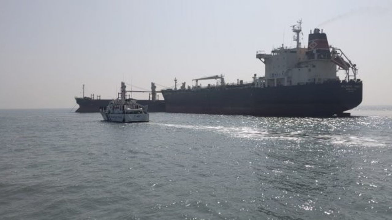 Hindistan’daki Kuç Körfezi’nde iki gemi çarpıştı