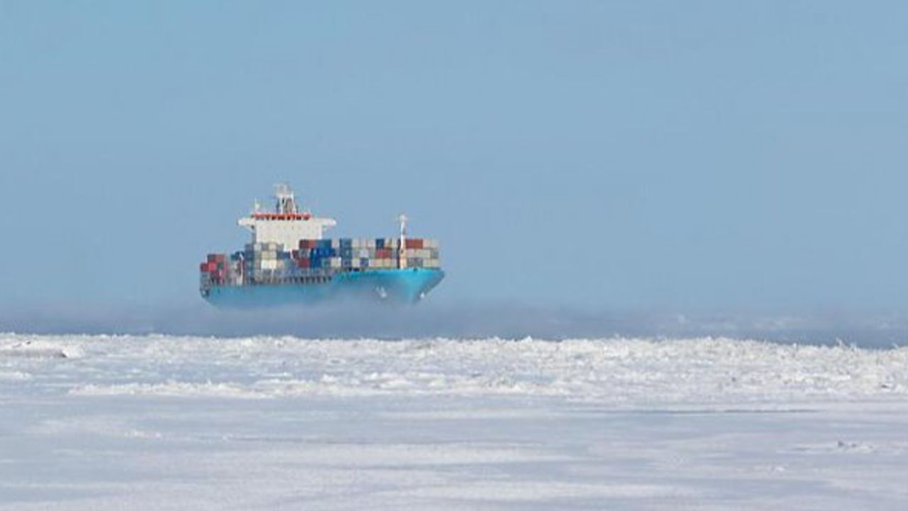 Kuzey Buz Denizi aniden dondu: 18 yük gemisi mahsur kaldı!
