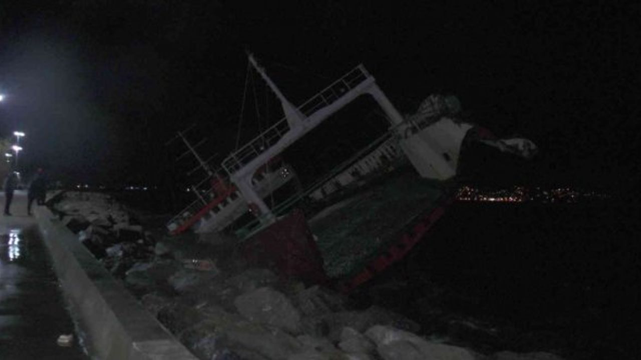 Maltepe’de sabah saatlerinde Lodos nedeniyle sürüklenen gemi yan yattı