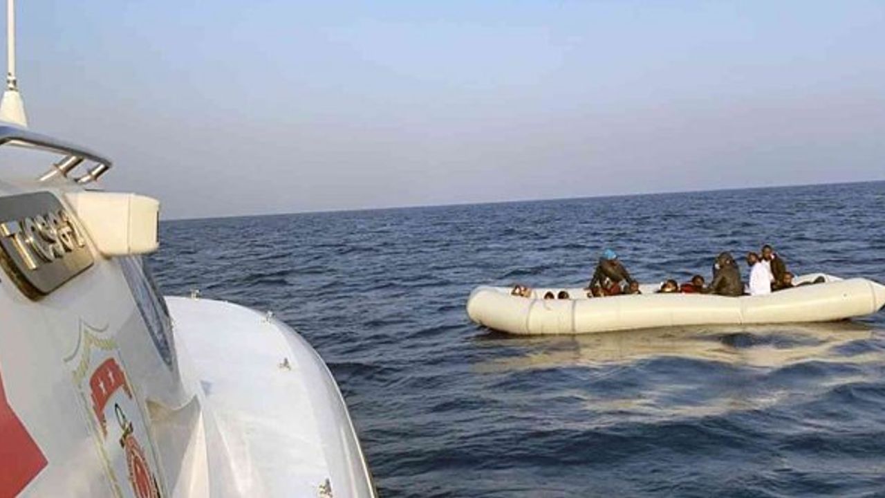 Marmaris'te  lastik bot içinde sürüklenen 14 düzensiz kurtarıldı!