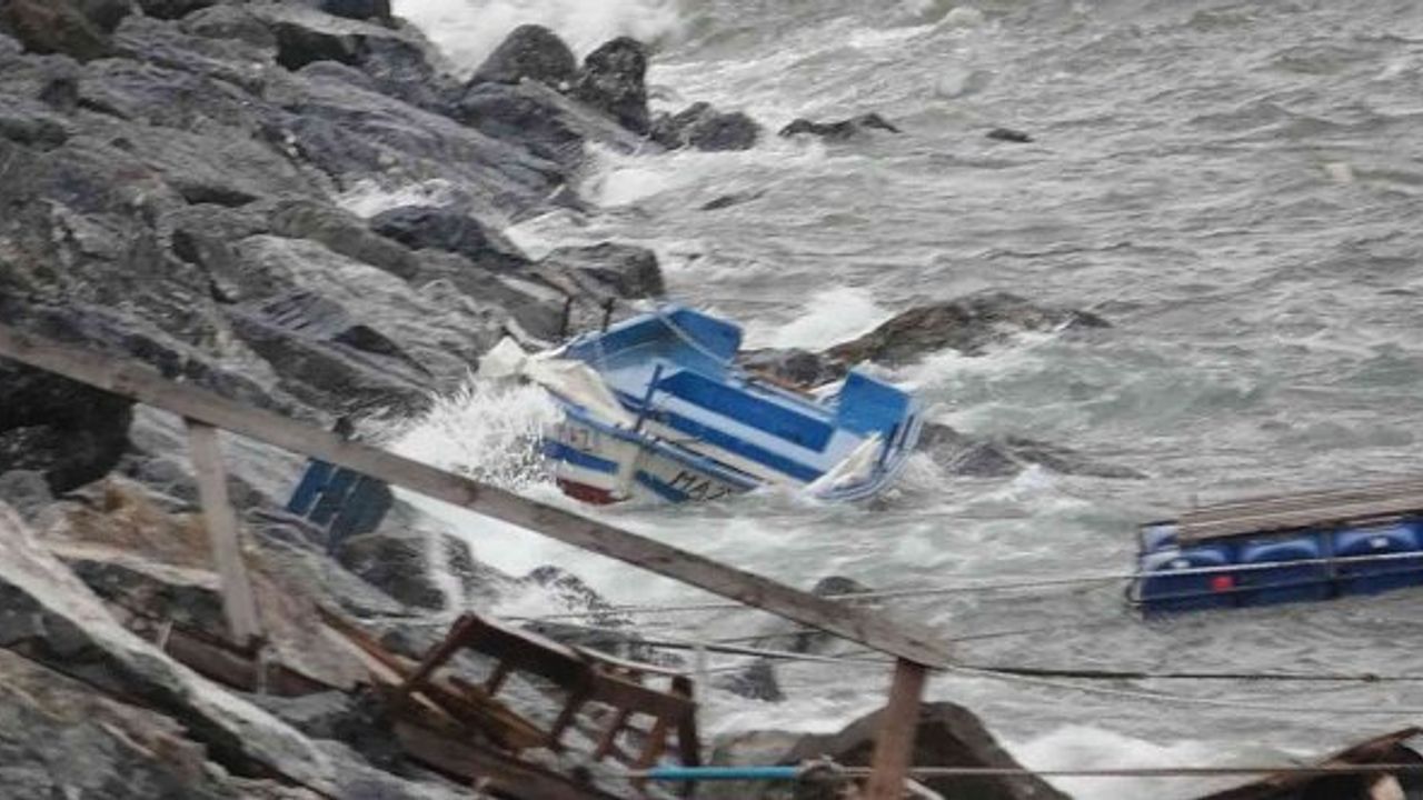 Pendik sahilinde balıkçı teknelerinden ikisi Lodosa dayanamayarak battı