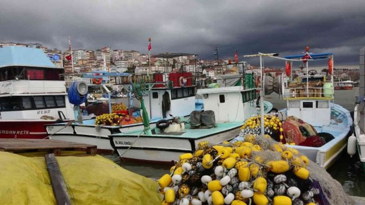 Balıkçılar denize açılamayınca tezgahlar boş kaldı