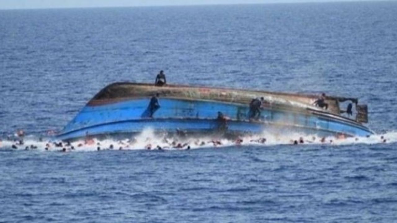 Bengal Körfezi'nde balıkçı teknesi alabora oldu: 20 kayıp