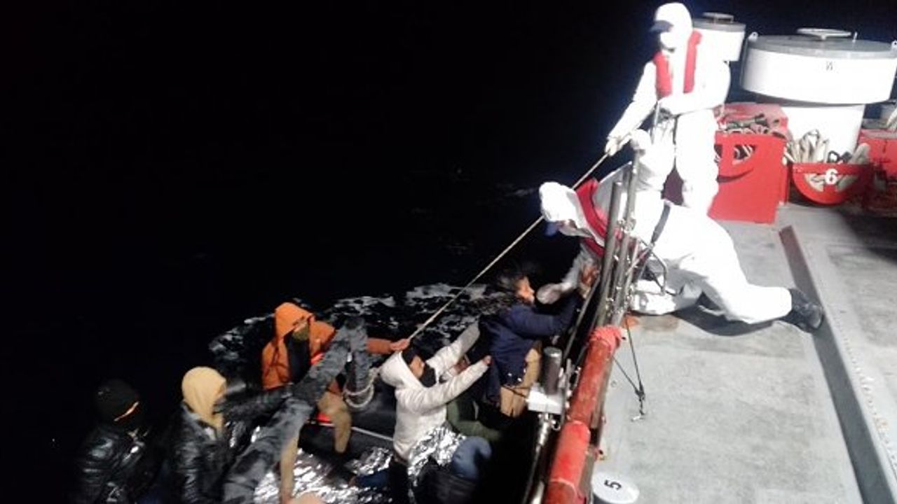 İzmir açıklarında geri itilen 78 göçmeni Sahil Güvenlik kurtardı!