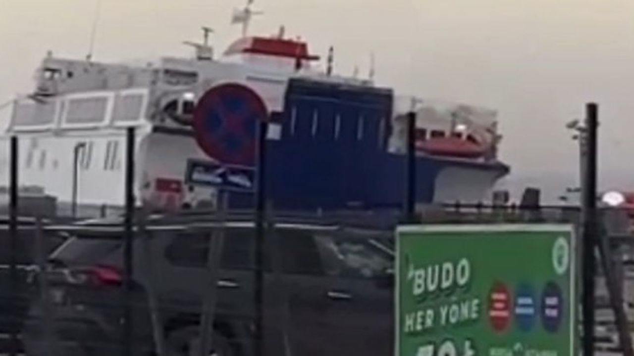 Bursa'da feribot fırtınada beşik gibi sallandı! (Video)