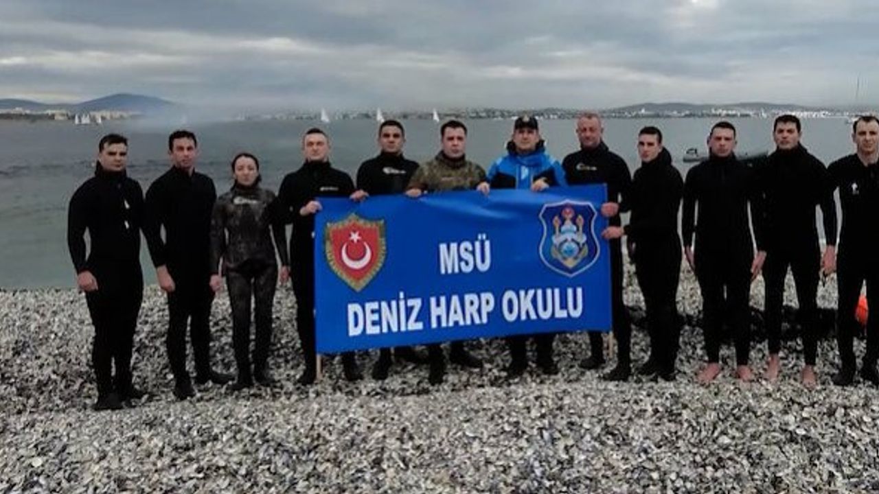 Deniz Harp Okulu öğrencileri DHO İç Liman'dan Tuzla Adası'na bin 950 metre yüzdü!