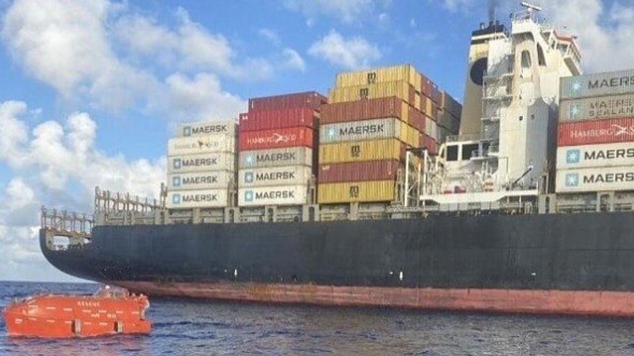 Denizde mahsur kalan 19 kişiyi konteyner gemisi kurtardı!