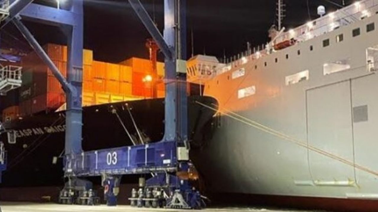 İspanya'da palamarlarını koparan feribot konteyner gemisiyle çarpıştı! (Video)