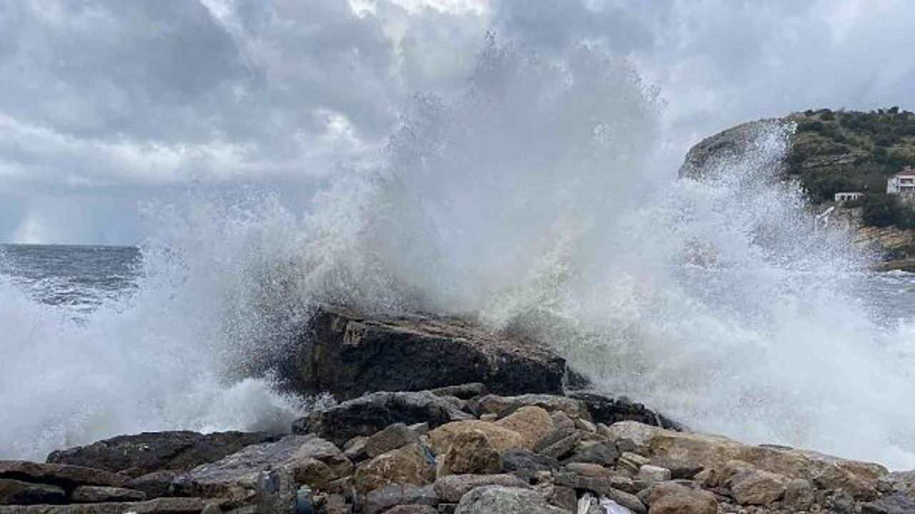 Karadeniz'de dalgaların boyu 4 metreye ulaştı!