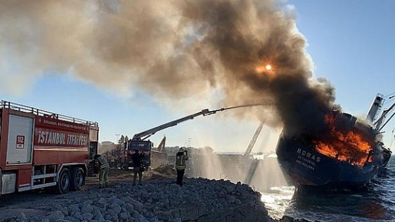 Kartal'da karaya oturan yük gemisinde yangın! (Video)