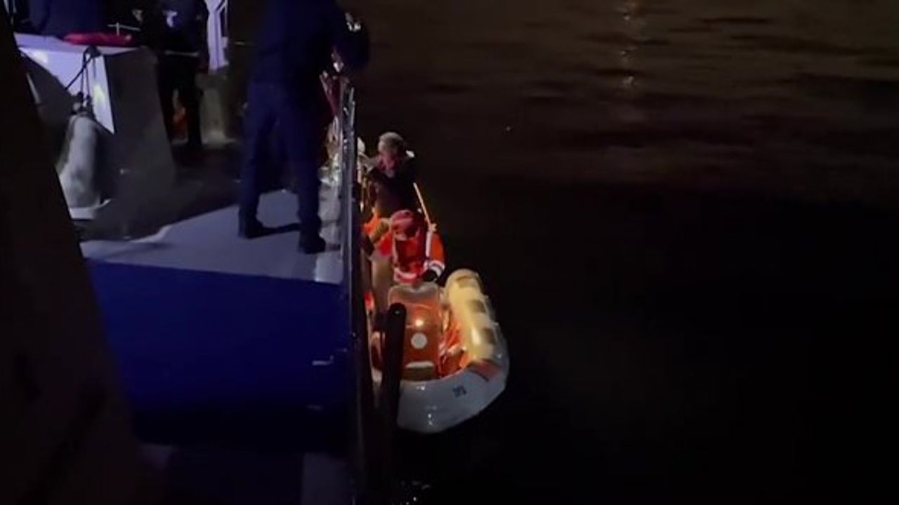 Kınalıada açıklarında tekne karaya oturdu: Mahsur kalanlar için kurtarma operasyonu!
