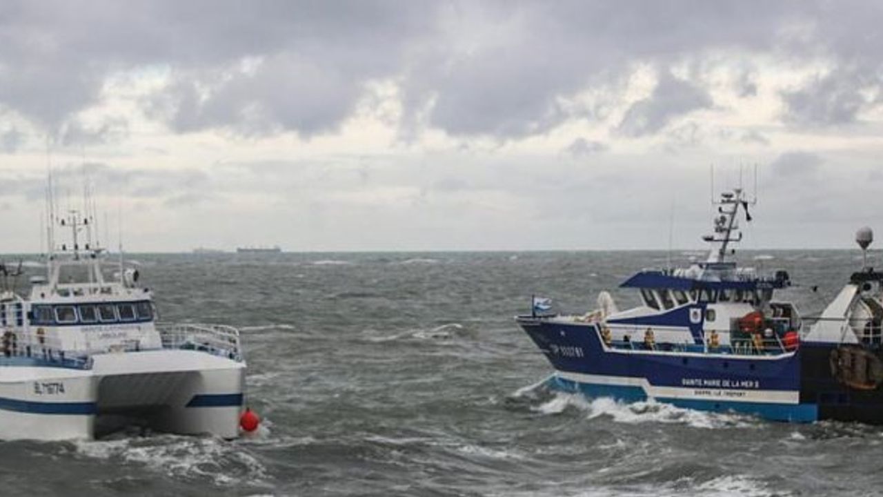Manş Denizi'nde göçmen botu battı: 1 ölü