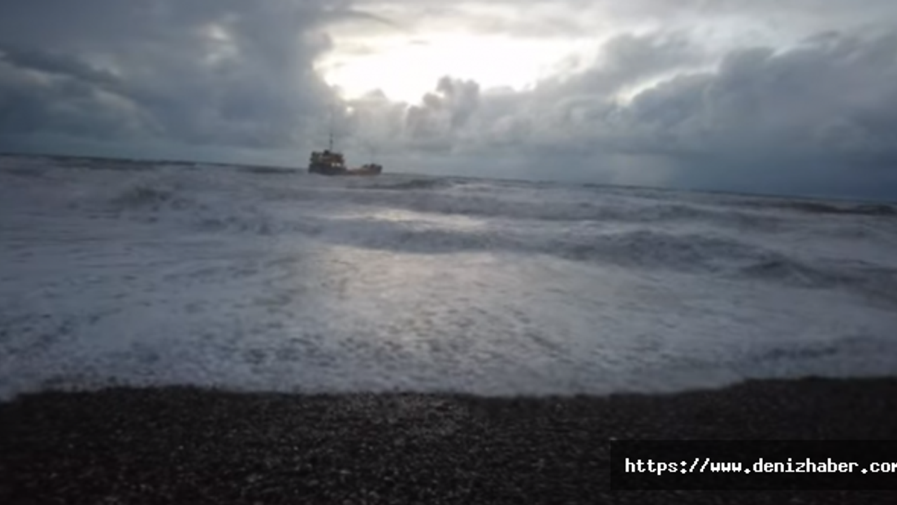 Rus bayraklı gemi Karadeniz'de demir tarayarak karaya sürüklendi! (Video)