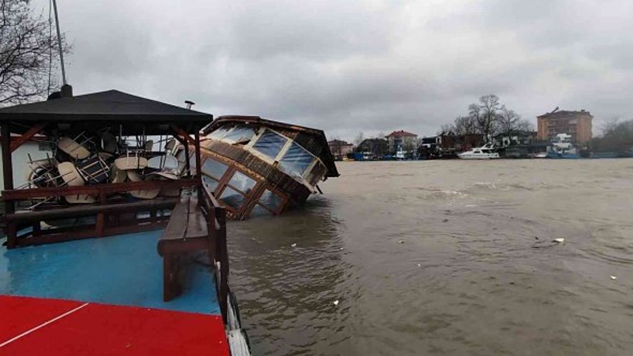 Şiddetli rüzgar ve yağmur tekneleri yan yatırdı!