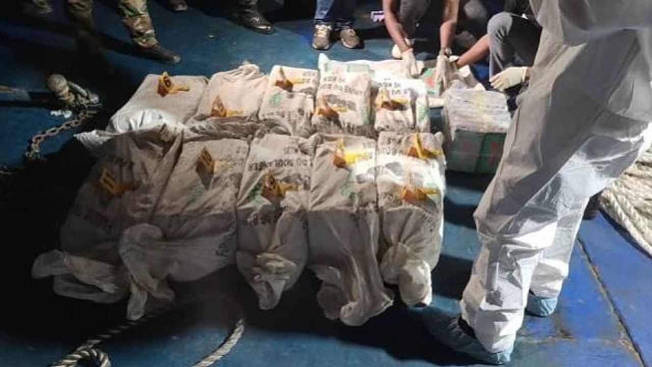 Gine açıklarında 528 kilo kokainle ilgisi olduğu belirlenen 4 kişi tutuklandı