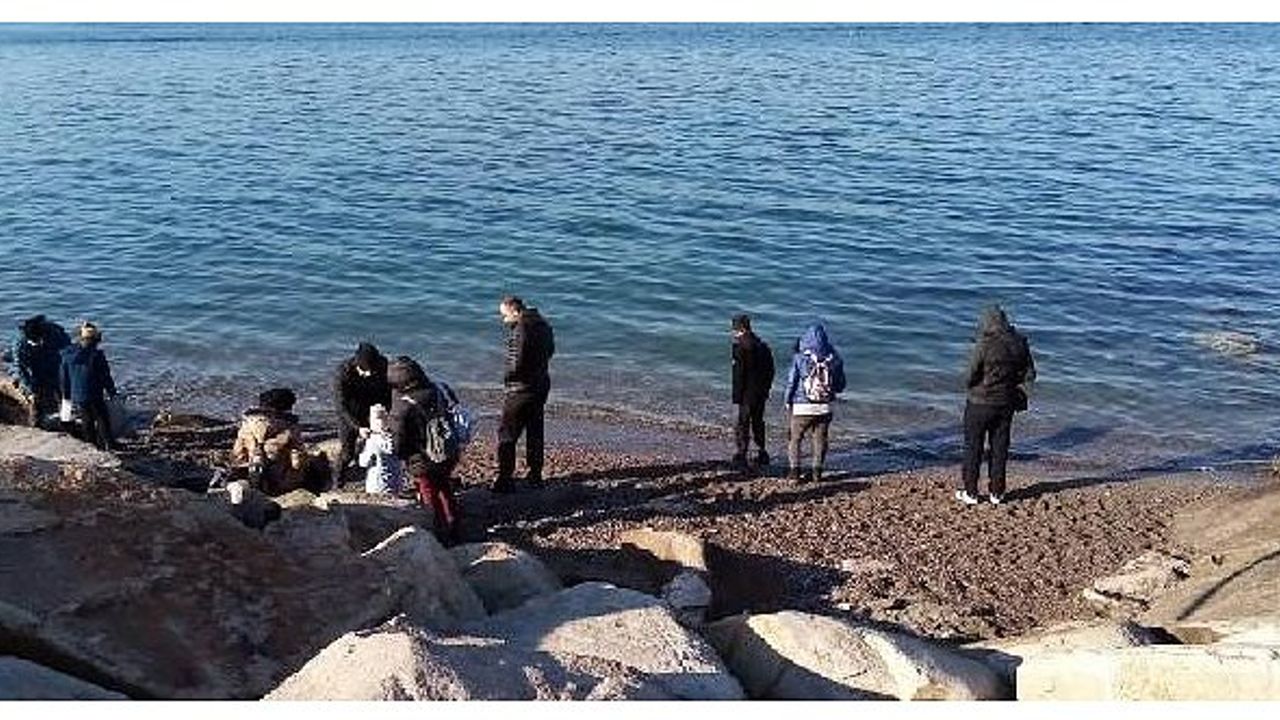 Bandırma'da deniz çekilmesini vatandaşlar merakla izliyor