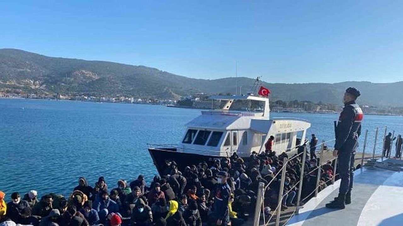 Göçmenleri İtalya'ya kaçıran tekneye İHA destekli operasyon: 197 göçmen yakalandı!
