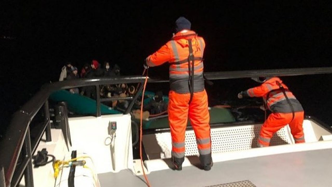 Lastik botları motor arızası yapan göçmenlerin imdadına Sahil Güvenlik yetişti