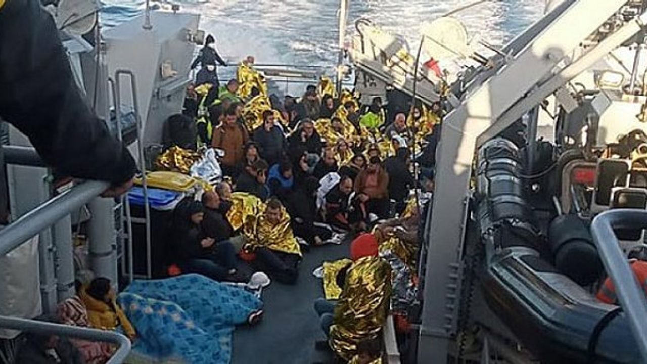 Yunanistan açıklarında yanan feribottaki 14 kişi kayıp: Kayıplardan 1'i Türk