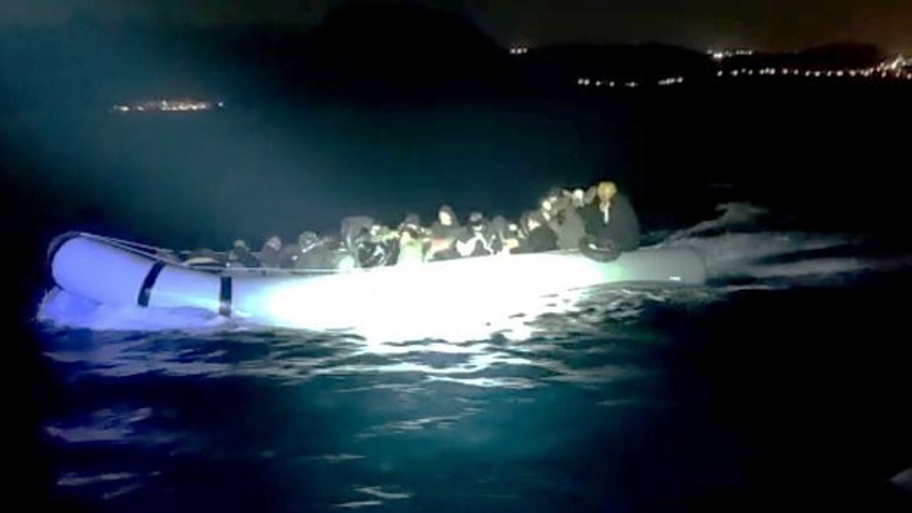 Bir lastik botta 32 düzensiz göçmen yakalandı