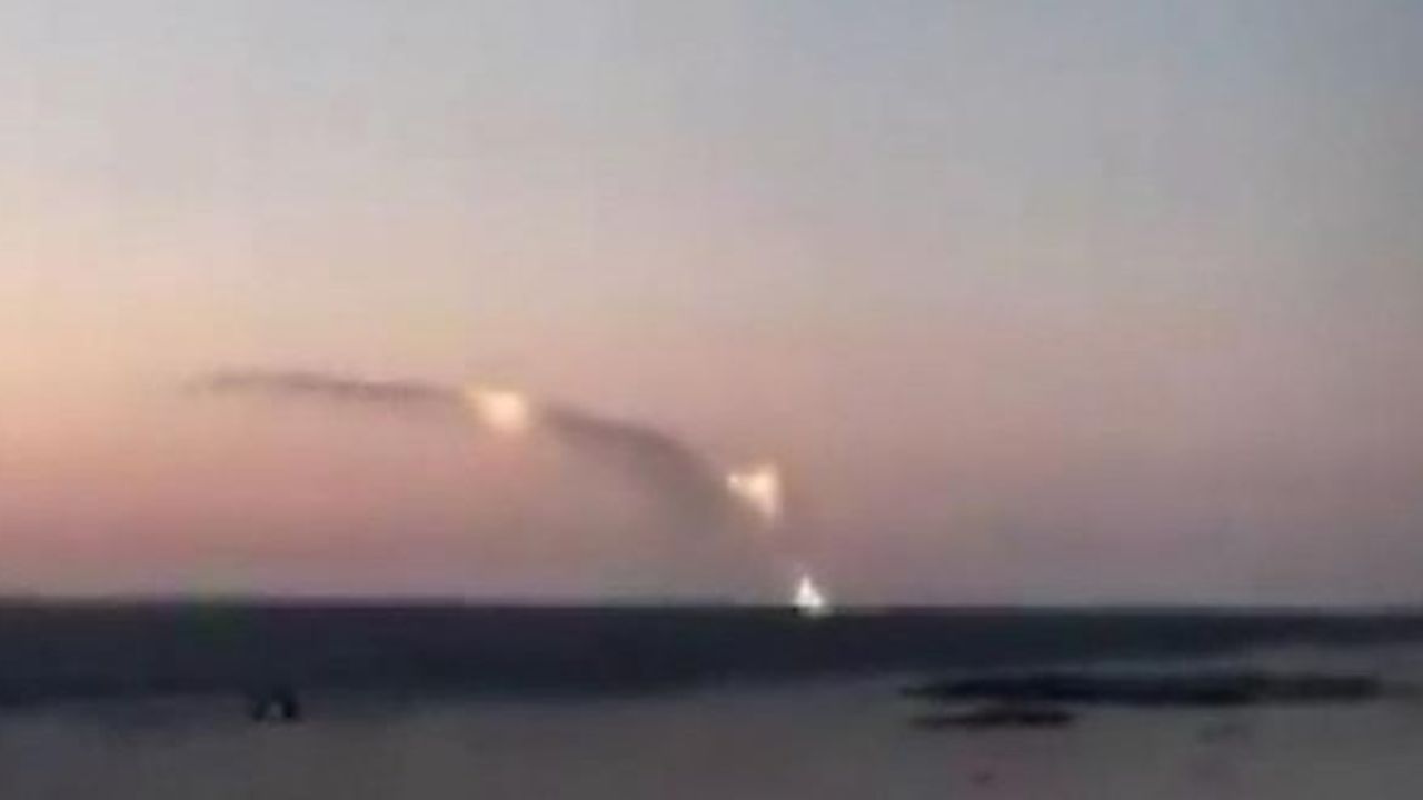 Rus savaş gemileri Ukrayna'ya füze fırlattı!