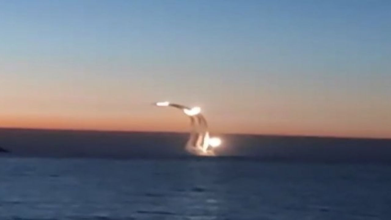 Rus savaş gemilerinin Ukrayna'ya füze fırlattığı anlar! (Video)