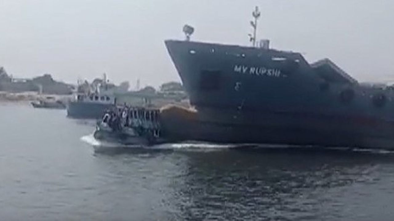 Yük gemisi tekneye çarptı: Feci olayda 5 kişi öldü! (Video)