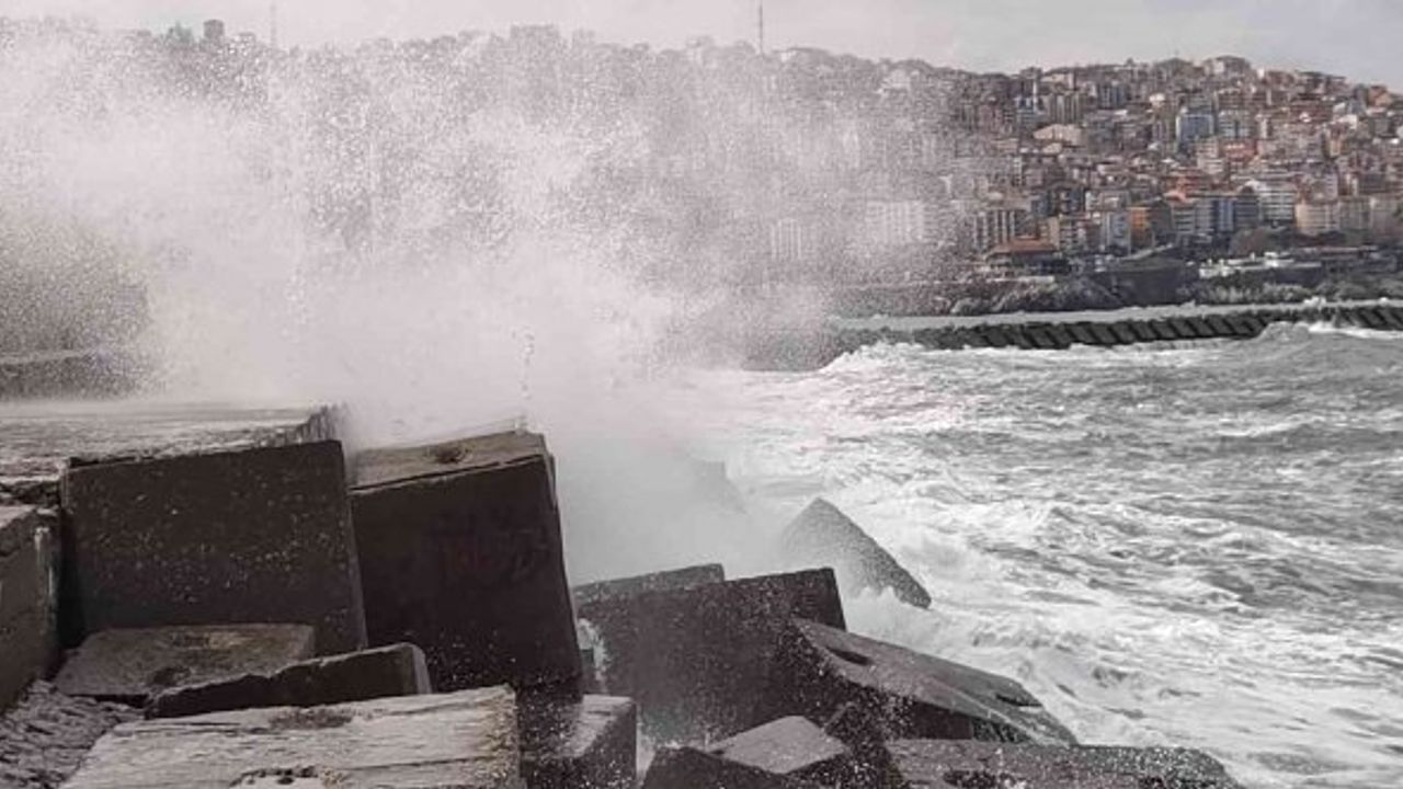 Zonguldak'ta dalgalar liman duvarına ulaştı