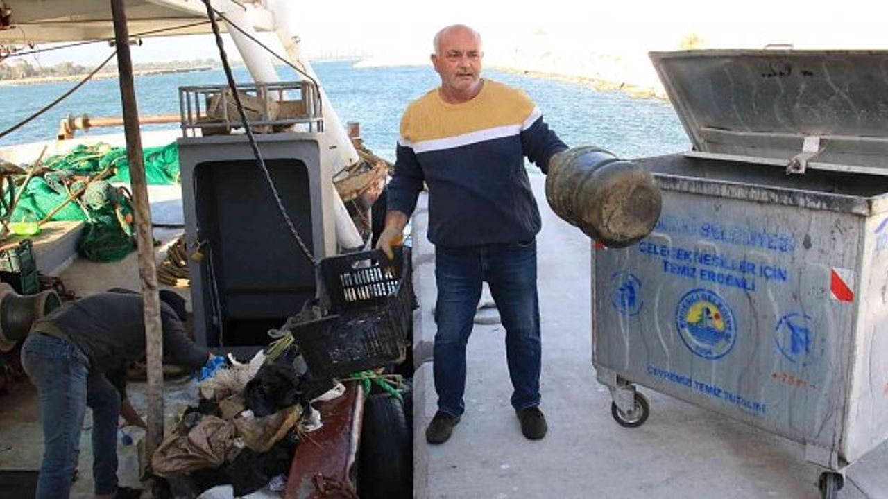 Akdeniz'de balık yerine 2 konteyner çöp çıktı