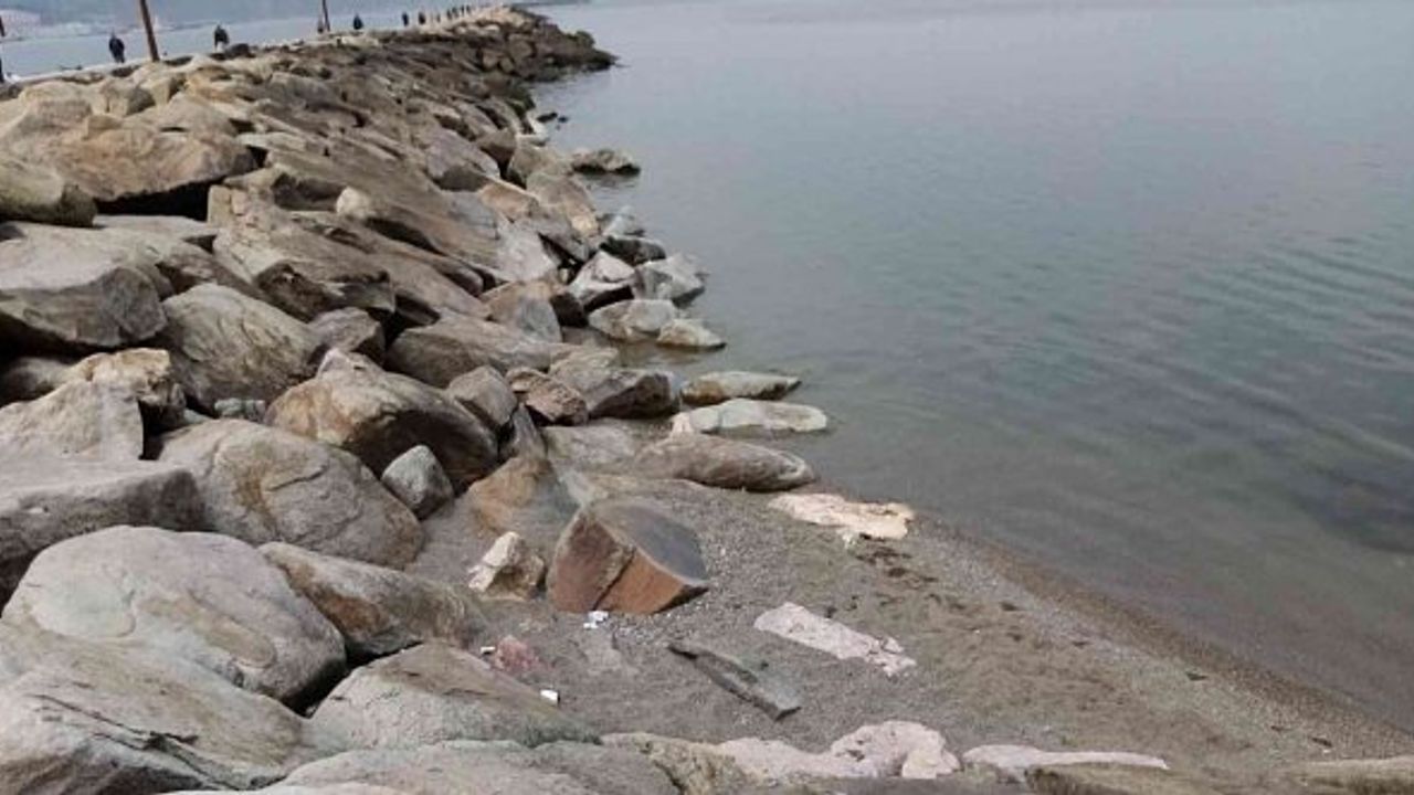 Bandırma'da deniz çekilmesi artarak devam ediyor