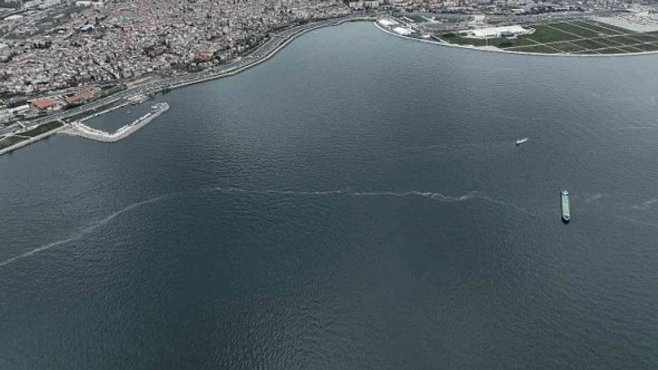İstanbul'da denizdeki kirlilik drone ile görüntülendi