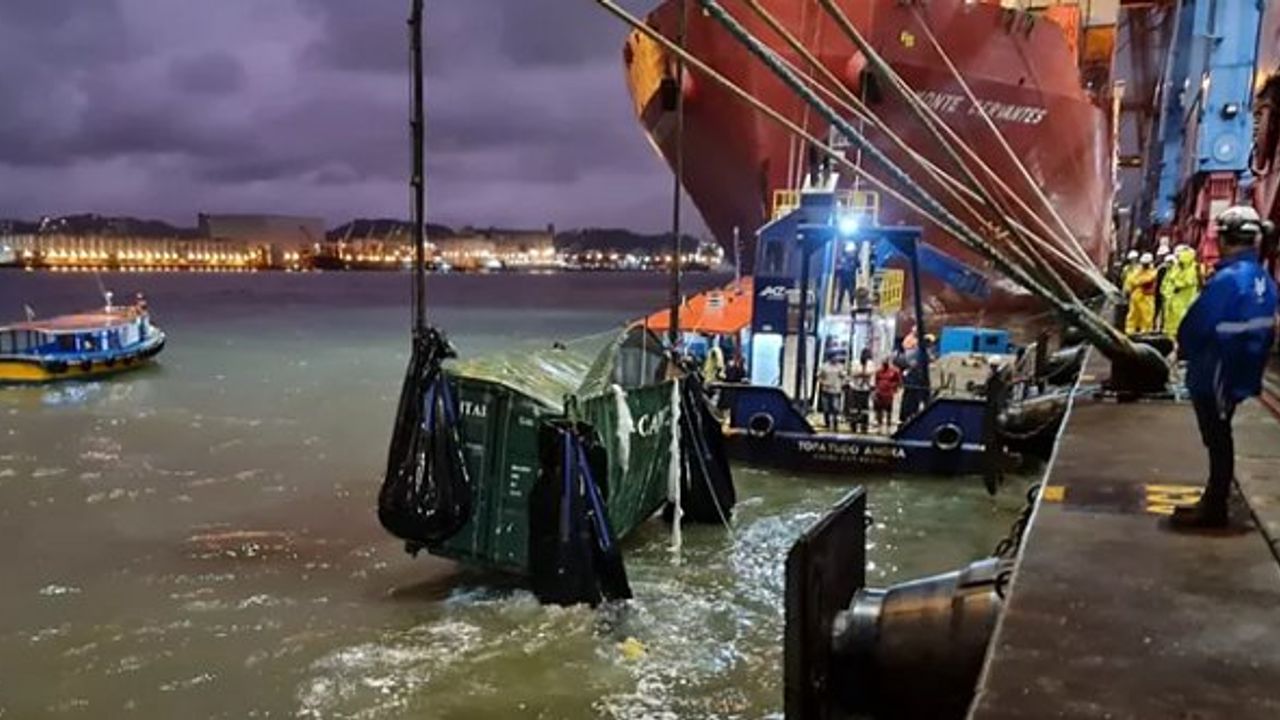Maersk'e ait konteyner gemisi Brezilya'da denize konteyner düşürdü