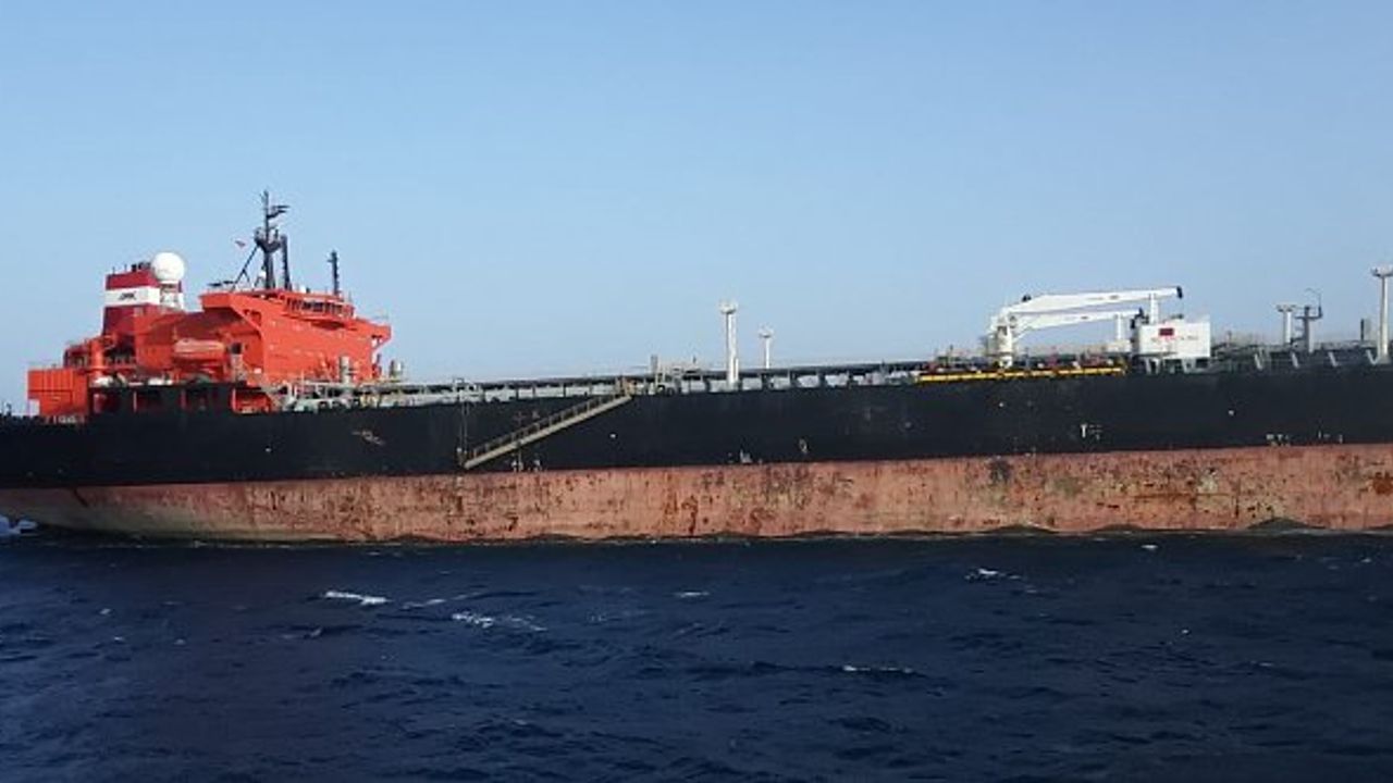 Makinesi arızalanan 245 metrelik tankere KEGM müdahale ediyor!
