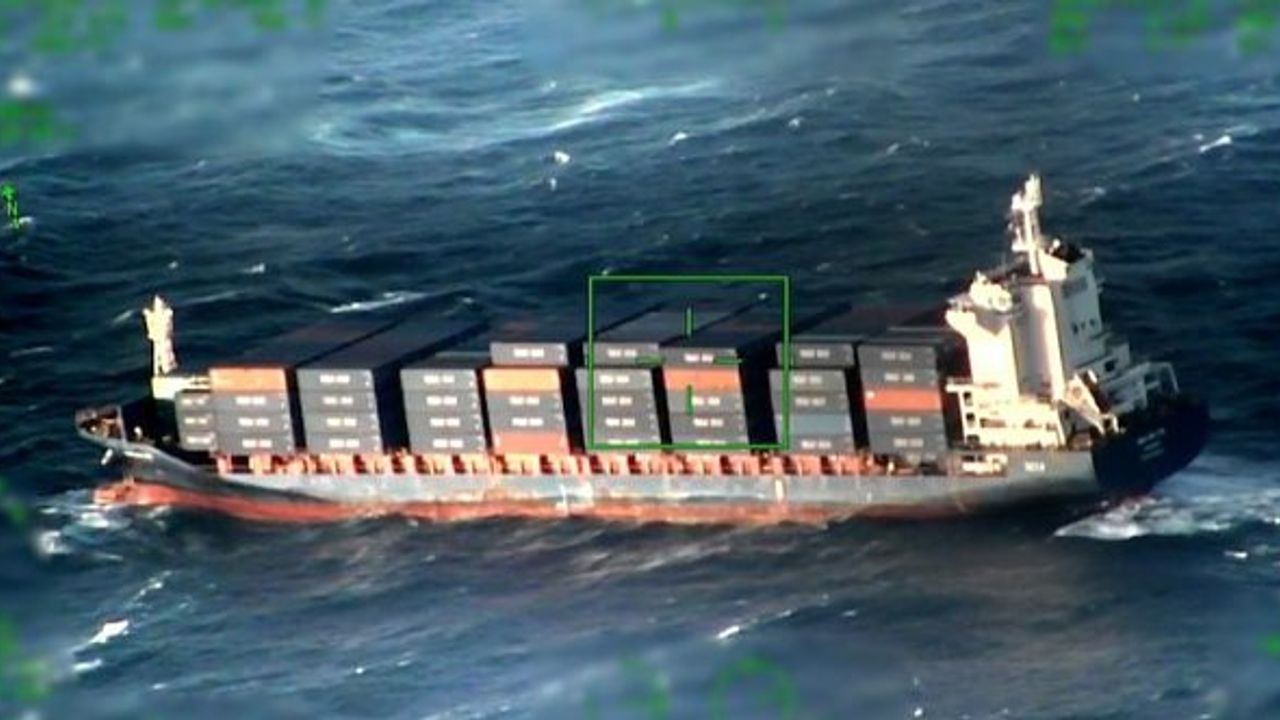Manevradan aciz kalan konteyner gemisi Kaliforniya açıklarında sürüklendi (Video)