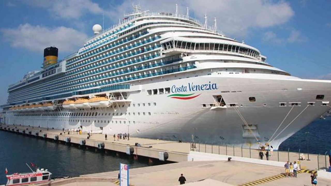 Costa Venezia Bodrum'a yanaştı: Tarihinin en büyük yolcu gemisi