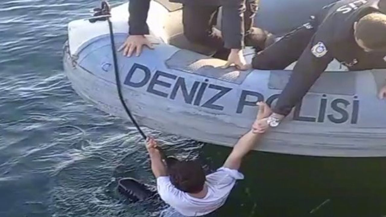 Haliç'te suya düşen genci deniz polisi kurtardı