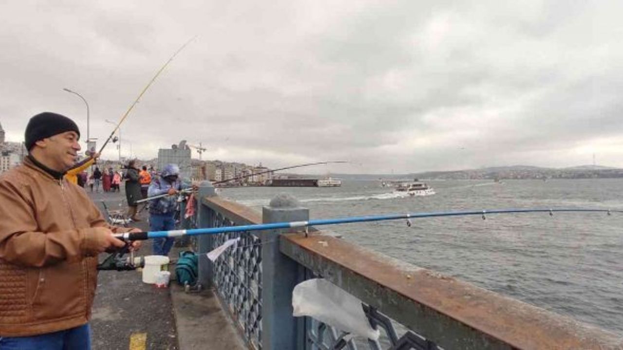 Olta balıkçıları bayramda Galata Köprüsü’ne akın etti