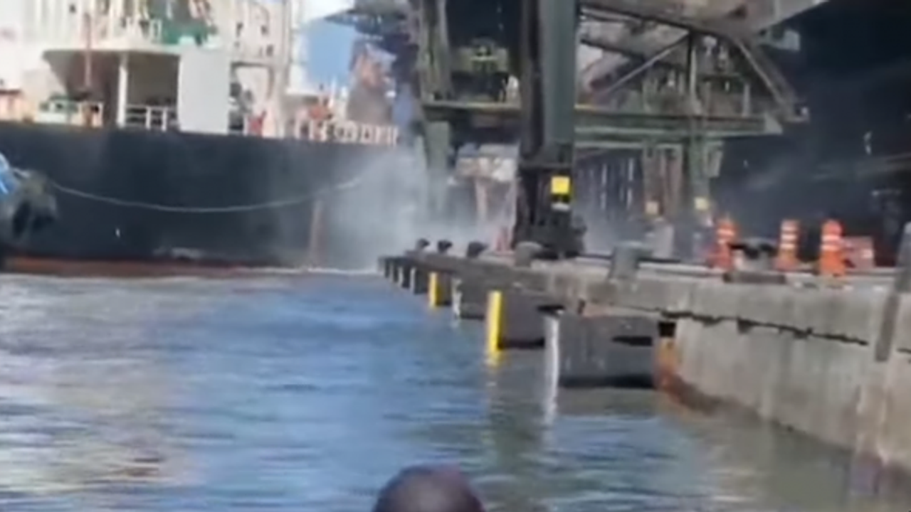 Dev dökme yük gemisi iskeleye çarptı: Saniye saniye görüntülendi (Video)