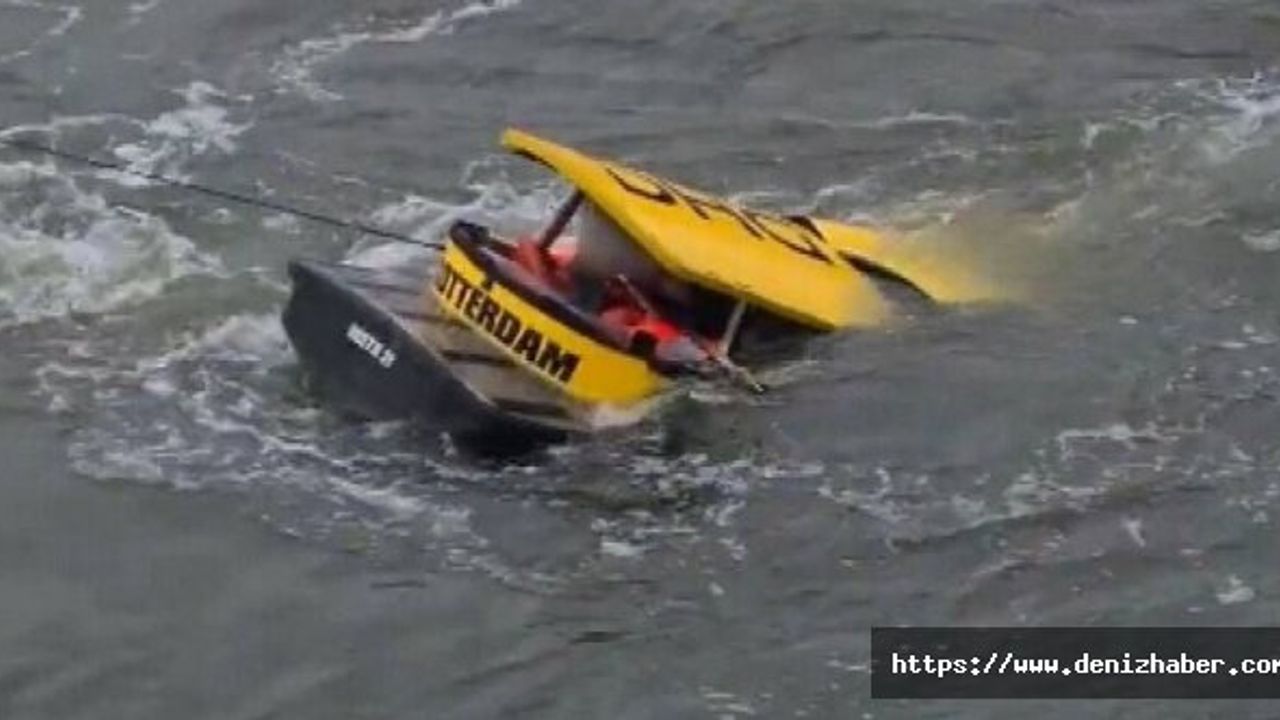 Hollanda’da deniz taksi, tur teknesiyle çarpıştı