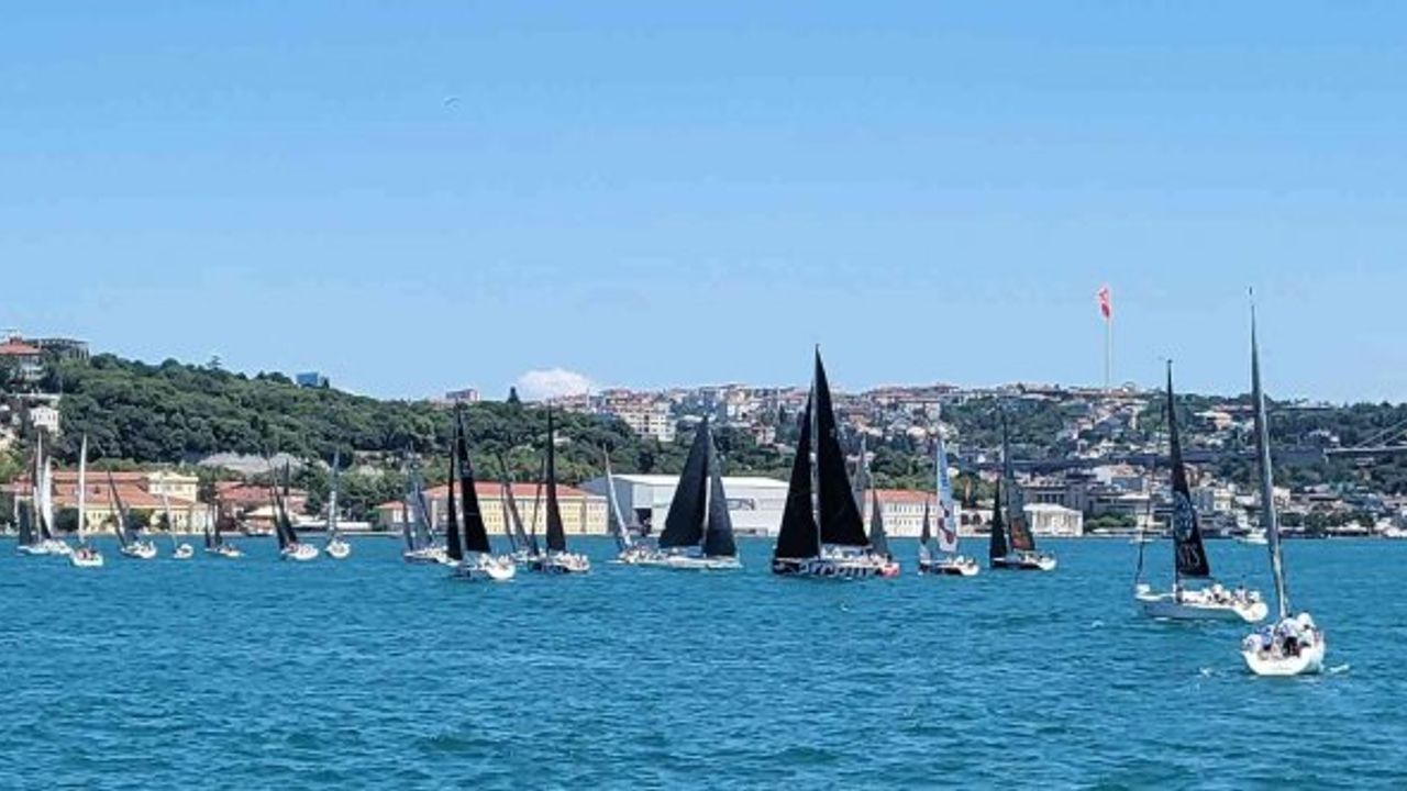 İstanbul Boğazı’nda 25. kez düzenlenen yat yarışları renkli görüntülere sahne oldu