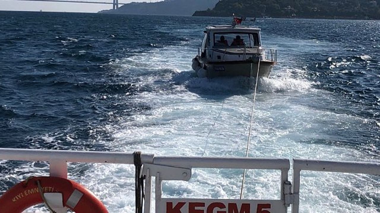 İstanbul Boğaz’ında sürüklenen tekneyi Kıyı Emniyeti kurtardı