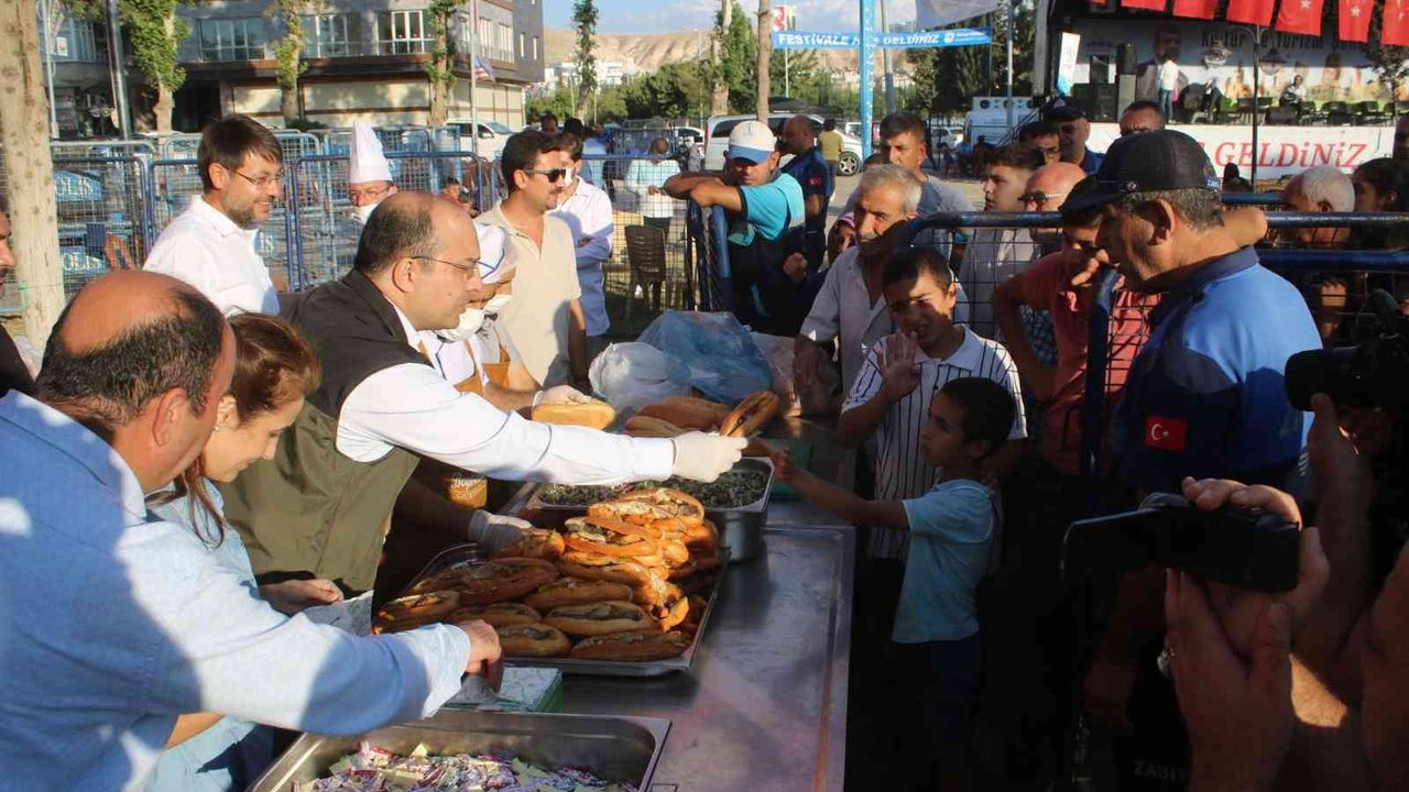 Kelaynak ve Balcan Festivalinde 3 bin kişiye balık ekmek ikram edildi