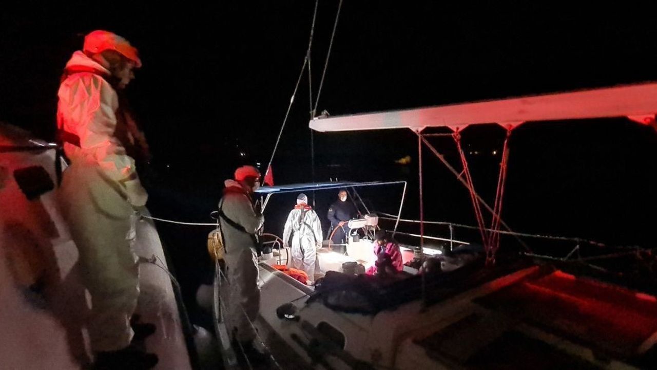 92 düzensiz göçmen ve 3 göçmen kaçakçısı yelkenli teknede