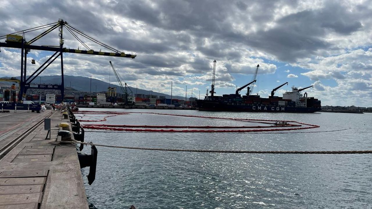 Sea Eagle gemisinin yakıt tankları boşaltılıyor