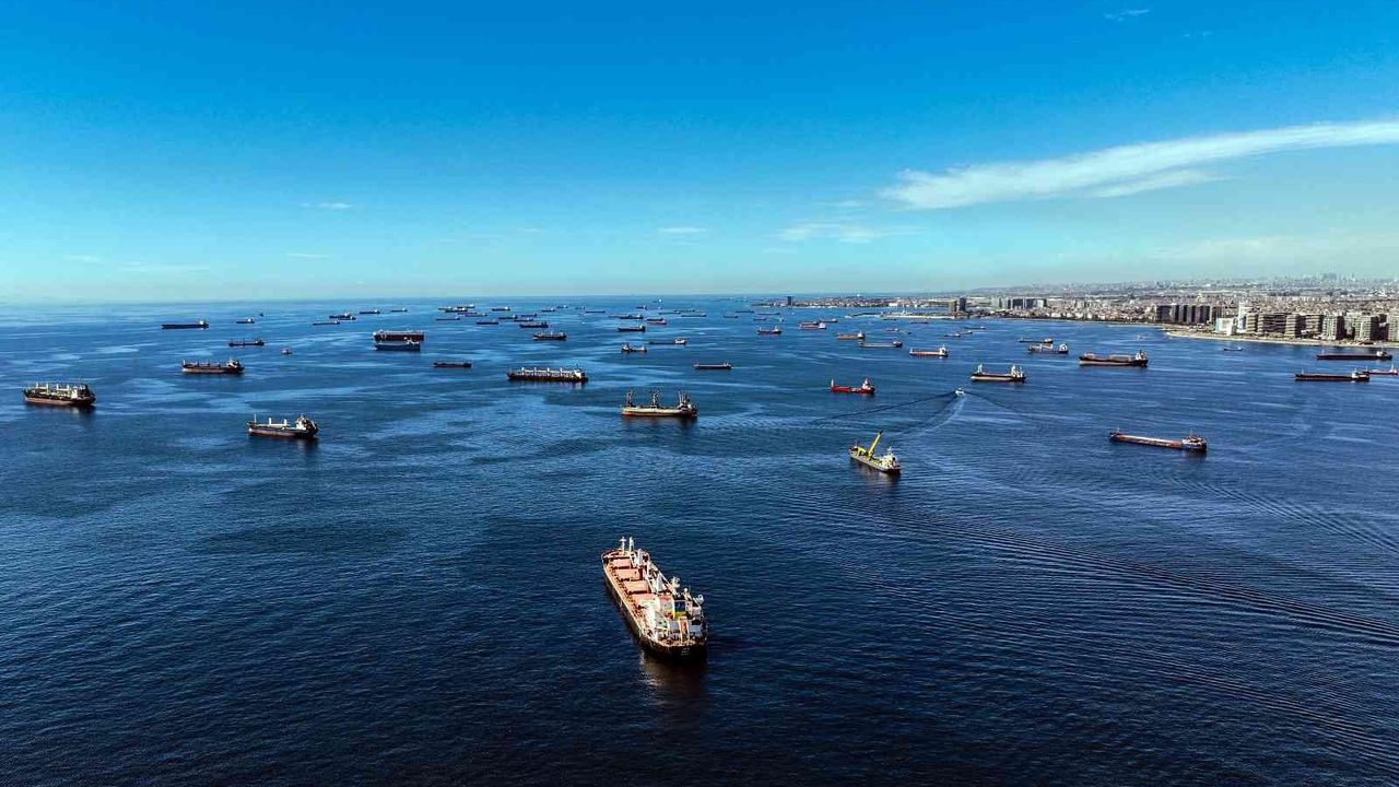 Gemiler, İstanbul’un manzarasını kapattı