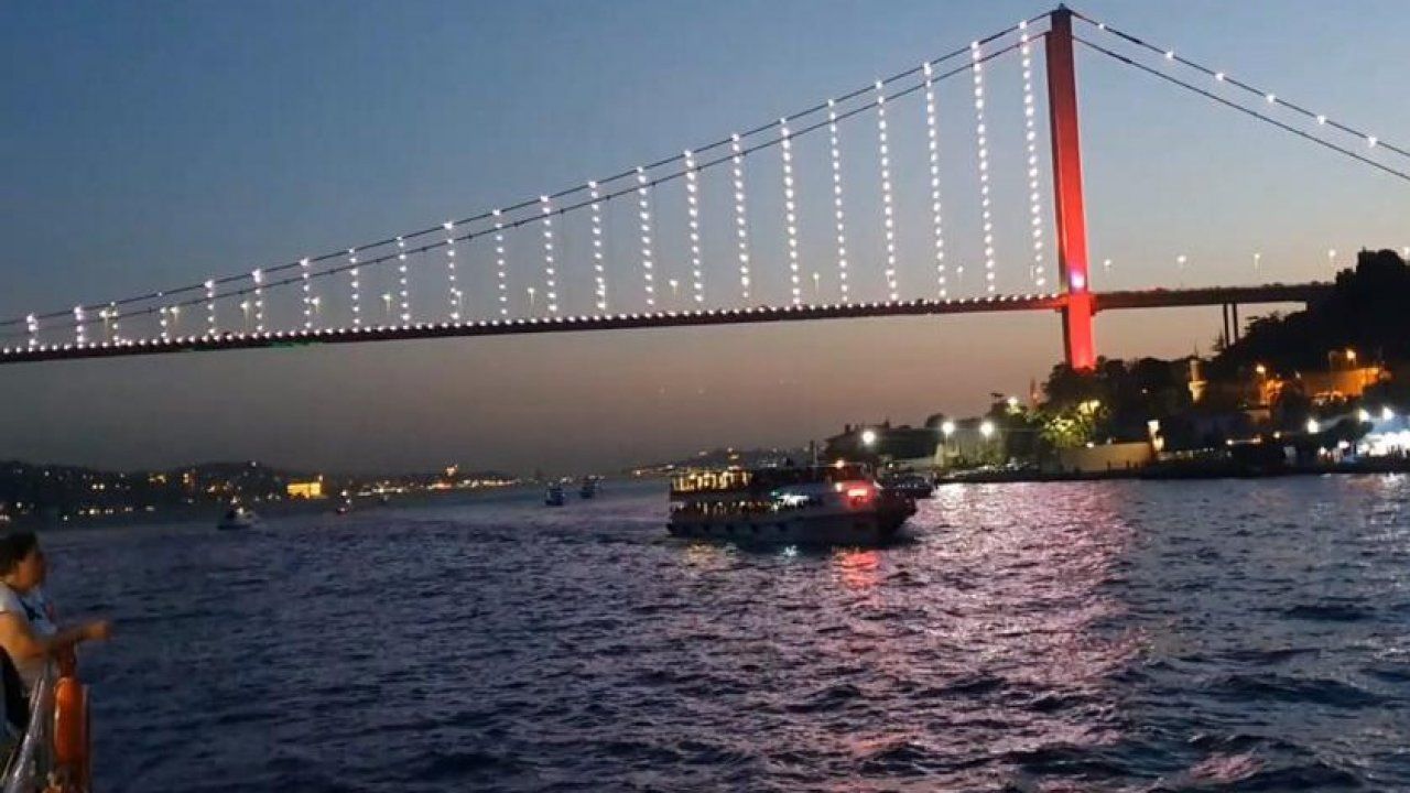 Pandeminin yorgunluğunu tekne gezisi ile İstanbul Boğazı’nda attılar