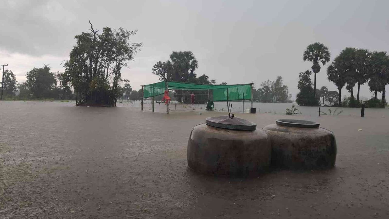 Tayland’da bir kentin tamamı sular altında kaldı