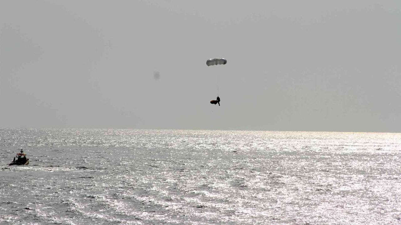 Pilot, yedek paraşütü ile denize indi