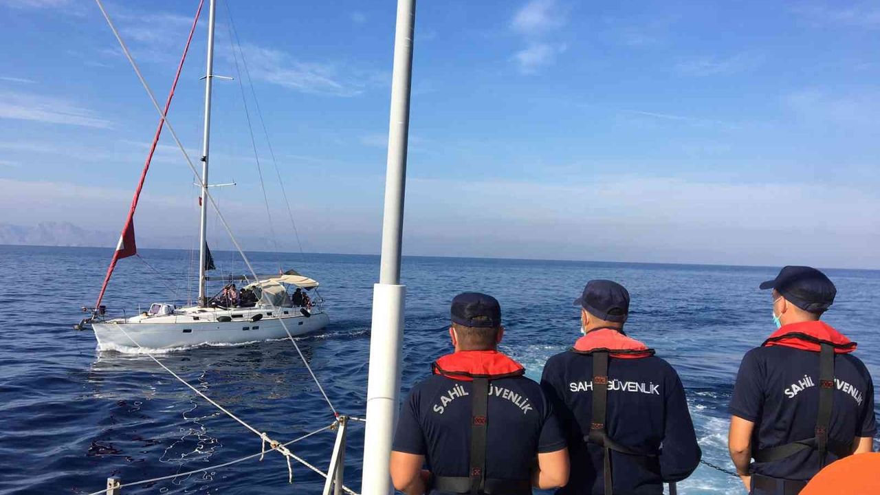Yelkenli tekne içindeki 53 düzensiz göçmen kurtarıldı
