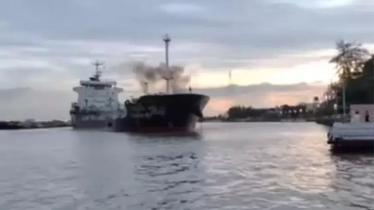 Petrol tankeri kıyıya çarpmadan saniyeler önce durduruldu